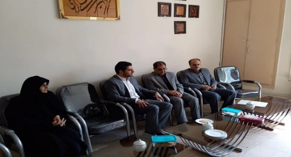 بنده یک معلم زاده هستم و همیشه برای این کسوت احترام خاصی قائلم و در حد توان آماده ی خدمتگزاری ام 5