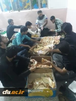 آماده کردن شام زائران امام حسین ( ع) در موکب دانشگاه فرهنگیان در کربلا
