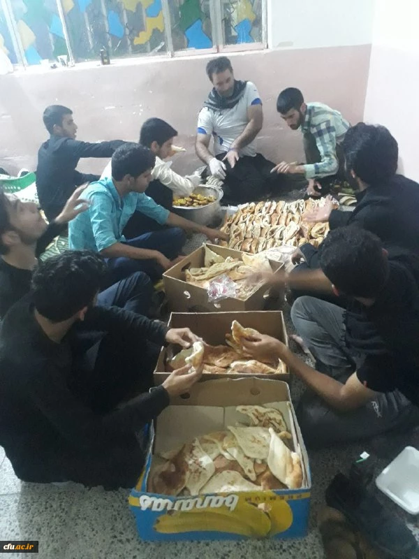آماده کردن شام زائران امام حسین ( ع) در موکب دانشگاه فرهنگیان در کربلا
