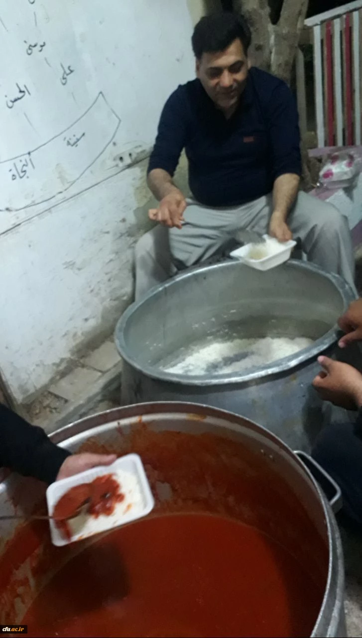 پخش نذری و شام در موکب دانشگاه فرهنگیان در کربلا
