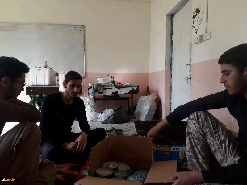 دانشجو معلمان خادم موکب دانشگاه فرهنگیان در موکب کربلا در حال پخش صبحانه به زائران ...
