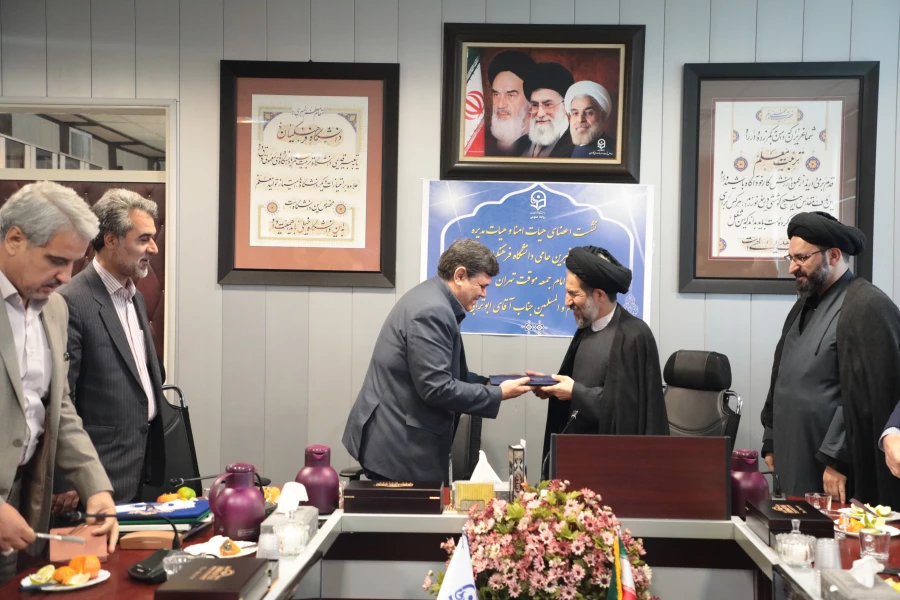 بهترین عمل صالح قدم برداشتن برای ارتقا آموزش و پروش و تربیت نیروی انسانی است 3