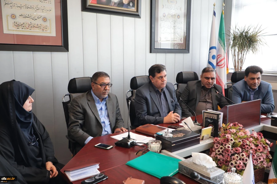 
مسئولان باید با تمهید امکانات و وسایل ورزشی در سراها و فضاهای دانشجویی ورزش را نهادینه کنند.
 2