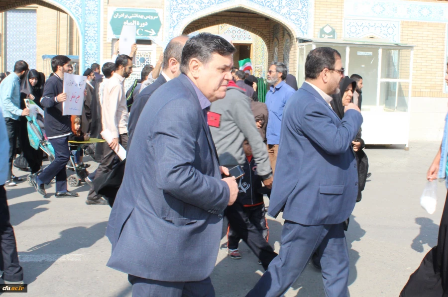 حضور دکتر خنیفر در جمع دانشجو معلمان حاضر در راهپیمایی یوم الله 13 آبان قم 2