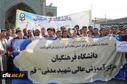 حضور دکتر خنیفر در جمع دانشجو معلمان حاضر در راهپیمایی یوم الله 13 آبان قم 4