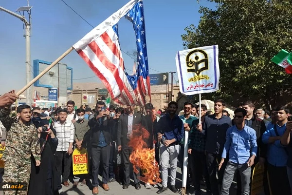 حضور  رئیس دانشگاه  فرهنگیان استان فارس در جمع  دانشجو معلمان  حاضر در راهپیمایی  یوم الله 13 آبان 3