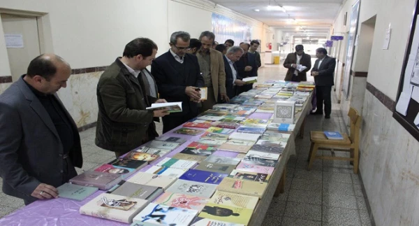 برنامه سخنی با کتاب در حضور مسئولین، اعضای هیات علمی، کارکنان و دانشجو معلمان 17