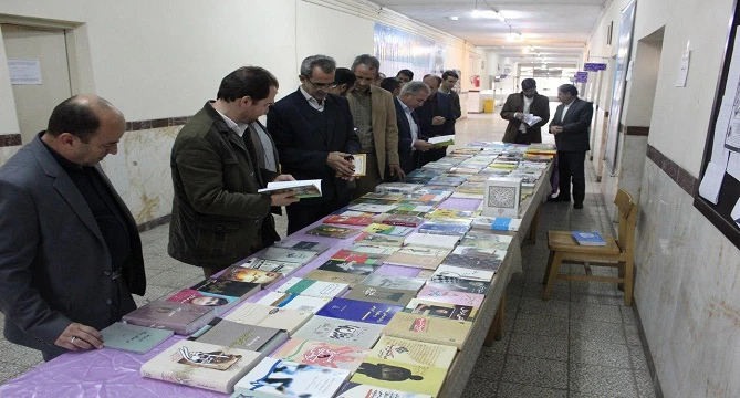 برنامه سخنی با کتاب در حضور مسئولین، اعضای هیات علمی، کارکنان و دانشجو معلمان 17