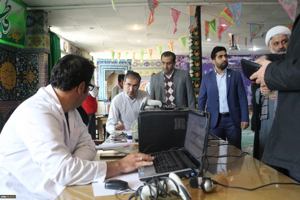 اهدای خون توسط دانشجومعلمان پردیس آیت الله خامنه ای، به همراه سرپرست دانشگاه فرهنگیان استان و سرپرست پردیس 5