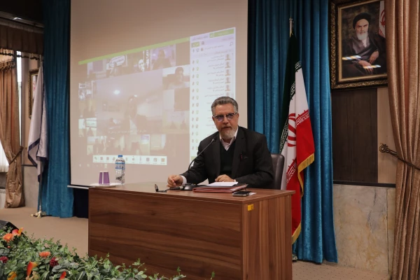  تحلیل اطلاعات در روزگار تحمیل اطلاعات و توجیه جوانان مهمترین کار است
 2