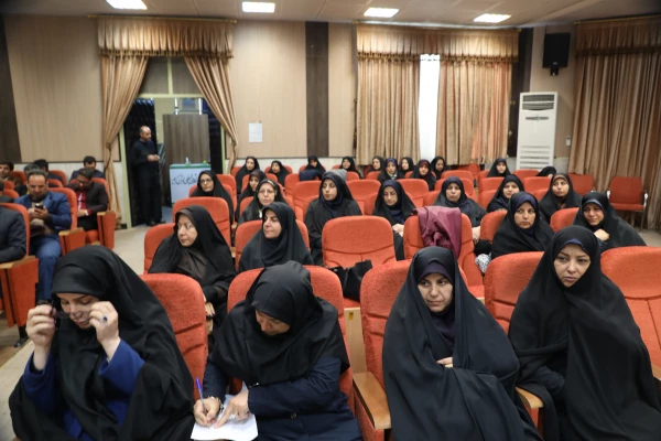  تحلیل اطلاعات در روزگار تحمیل اطلاعات و توجیه جوانان مهمترین کار است
 4