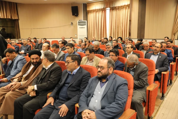  تحلیل اطلاعات در روزگار تحمیل اطلاعات و توجیه جوانان مهمترین کار است
 5