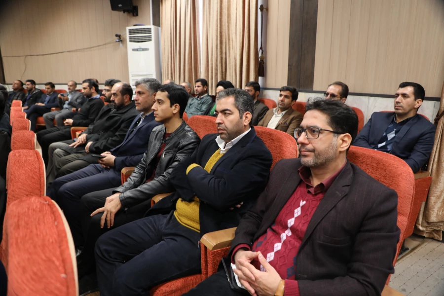  تحلیل اطلاعات در روزگار تحمیل اطلاعات و توجیه جوانان مهمترین کار است
 6