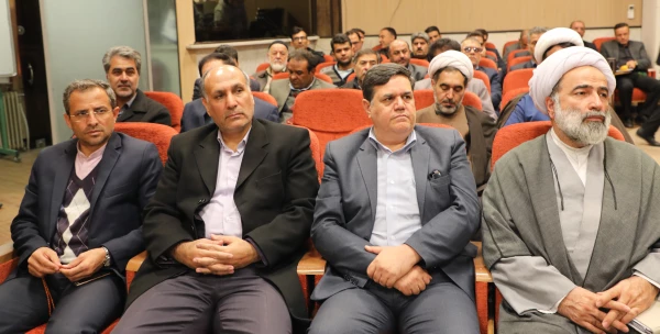  تحلیل اطلاعات در روزگار تحمیل اطلاعات و توجیه جوانان مهمترین کار است
 19