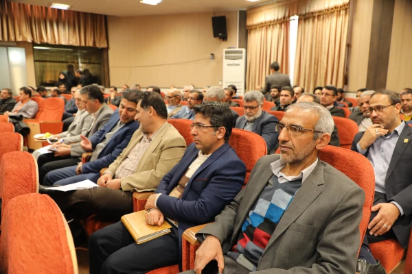  تحلیل اطلاعات در روزگار تحمیل اطلاعات و توجیه جوانان مهمترین کار است
 7