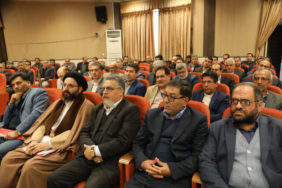  تحلیل اطلاعات در روزگار تحمیل اطلاعات و توجیه جوانان مهمترین کار است
 8