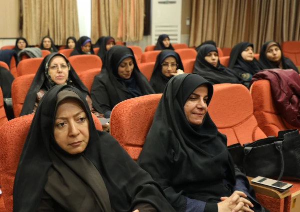  تحلیل اطلاعات در روزگار تحمیل اطلاعات و توجیه جوانان مهمترین کار است
 10