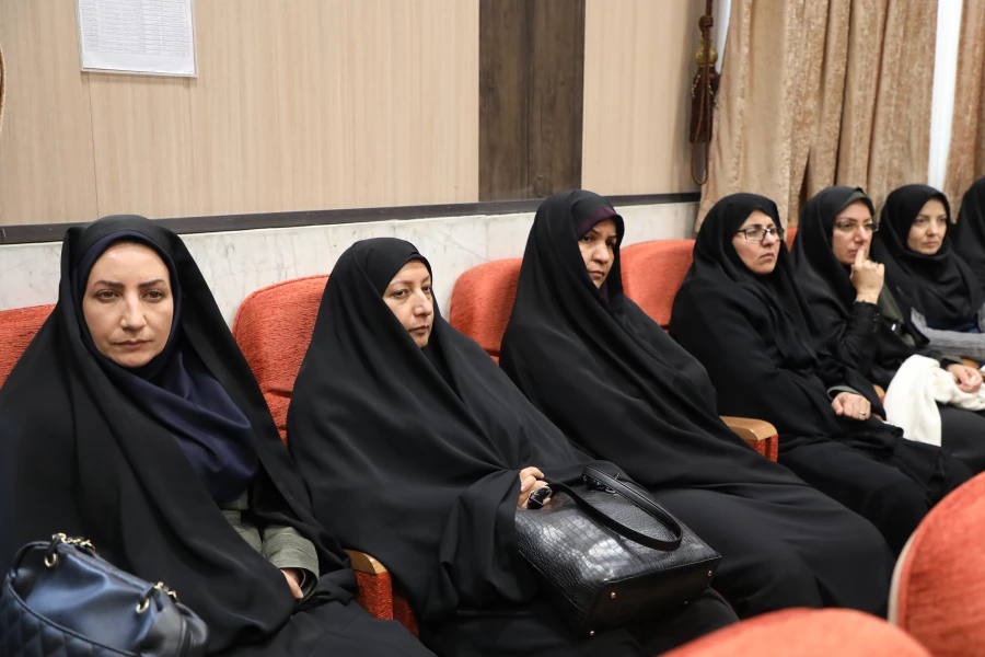  تحلیل اطلاعات در روزگار تحمیل اطلاعات و توجیه جوانان مهمترین کار است
 11