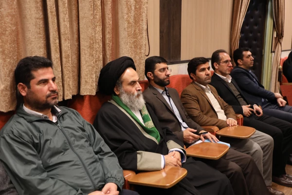  تحلیل اطلاعات در روزگار تحمیل اطلاعات و توجیه جوانان مهمترین کار است
 12