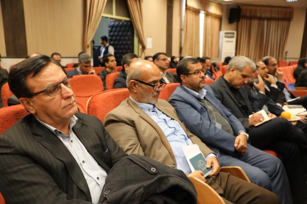  تحلیل اطلاعات در روزگار تحمیل اطلاعات و توجیه جوانان مهمترین کار است
 13