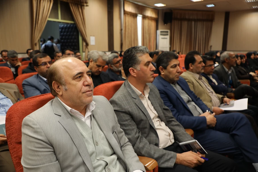  تحلیل اطلاعات در روزگار تحمیل اطلاعات و توجیه جوانان مهمترین کار است
 14