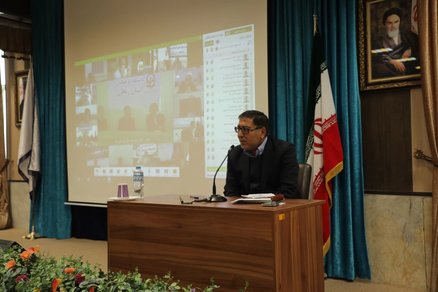  تحلیل اطلاعات در روزگار تحمیل اطلاعات و توجیه جوانان مهمترین کار است
 17