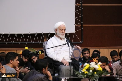 رئیس ستاد اقامه نماز کشور در نشست صمیمی با دانشجومعلمان دانشگاه فرهنگیان استان کرمان  توصیه کرد:

 مطالعه و مهارت آموزی از شروط معلمی است