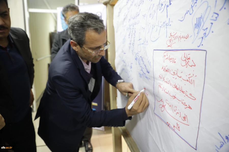 برگزاری نمایشگاه کاریکاتور با موضوع کتاب با حضور دکتر خنیفر در سازمان مرکزی دانشگاه 3