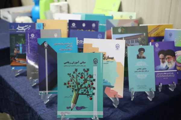 برگزاری نمایشگاه کاریکاتور با موضوع کتاب با حضور دکتر خنیفر در سازمان مرکزی دانشگاه 6