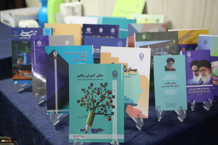 برگزاری نمایشگاه کاریکاتور با موضوع کتاب با حضور دکتر خنیفر در سازمان مرکزی دانشگاه 6