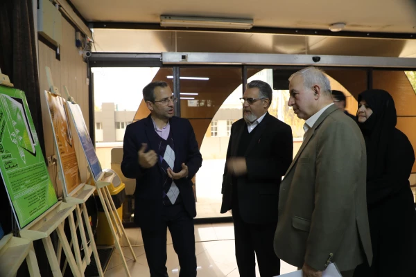 برگزاری نمایشگاه کاریکاتور با موضوع کتاب با حضور دکتر خنیفر در سازمان مرکزی دانشگاه 7