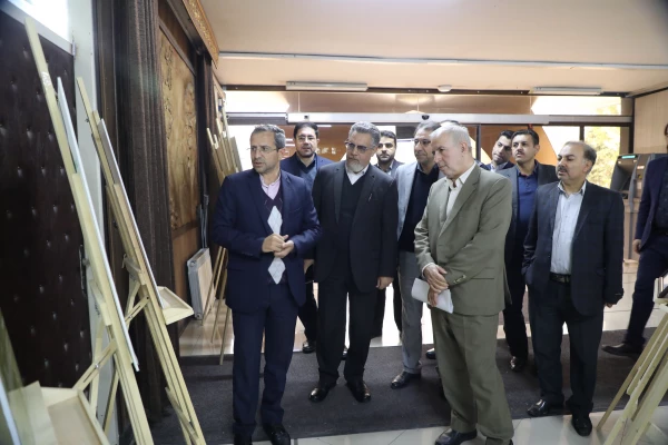 برگزاری نمایشگاه کاریکاتور با موضوع کتاب با حضور دکتر خنیفر در سازمان مرکزی دانشگاه 8