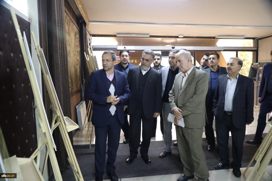 برگزاری نمایشگاه کاریکاتور با موضوع کتاب با حضور دکتر خنیفر در سازمان مرکزی دانشگاه 8