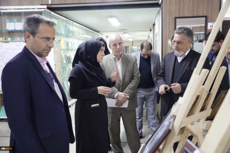 برگزاری نمایشگاه کاریکاتور با موضوع کتاب با حضور دکتر خنیفر در سازمان مرکزی دانشگاه 9