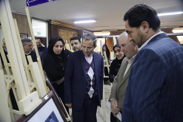 برگزاری نمایشگاه کاریکاتور با موضوع کتاب با حضور دکتر خنیفر در سازمان مرکزی دانشگاه
 9