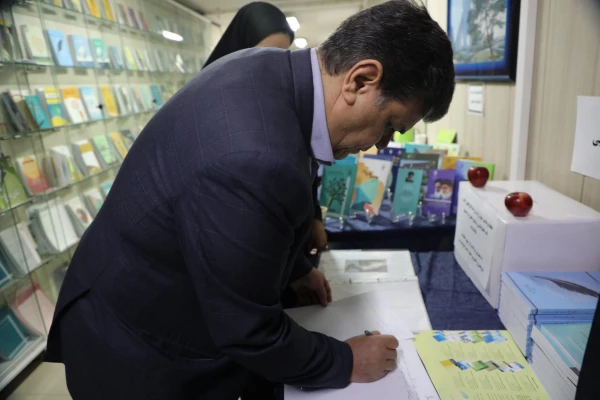 برگزاری نمایشگاه کاریکاتور با موضوع کتاب با حضور دکتر خنیفر در سازمان مرکزی دانشگاه
 7