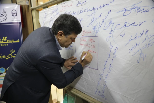 برگزاری نمایشگاه کاریکاتور با موضوع کتاب با حضور دکتر خنیفر در سازمان مرکزی دانشگاه
 8