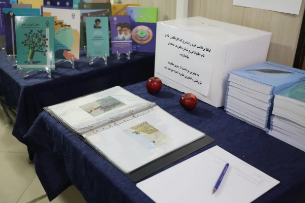 برگزاری نمایشگاه کاریکاتور با موضوع کتاب با حضور دکتر خنیفر در سازمان مرکزی دانشگاه
 24