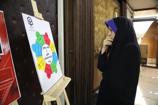 برگزاری نمایشگاه کاریکاتور با موضوع کتاب با حضور دکتر خنیفر در سازمان مرکزی دانشگاه
 40