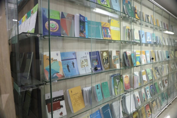 برگزاری نمایشگاه کاریکاتور با موضوع کتاب با حضور دکتر خنیفر در سازمان مرکزی دانشگاه
 26