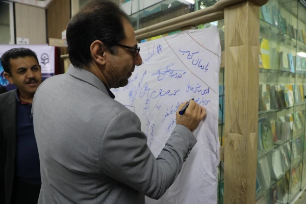 برگزاری نمایشگاه کاریکاتور با موضوع کتاب با حضور دکتر خنیفر در سازمان مرکزی دانشگاه
 43