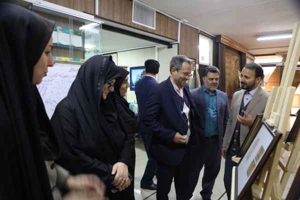 برگزاری نمایشگاه کاریکاتور با موضوع کتاب با حضور دکتر خنیفر در سازمان مرکزی دانشگاه
 31