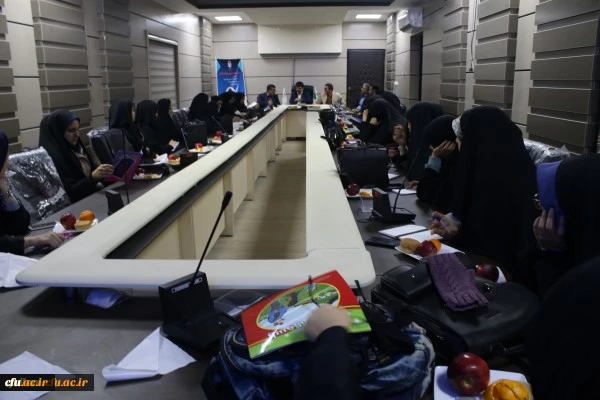 به همت واحد پژوهش امام جعفر صادق(ع) نشست نقد و بررسی ادبیات کودکان برگزار گردید