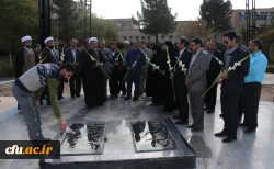 غبار روبی قبور مطهر شهدای گمنام دانشگاه فرهنگیان کرمان به مناسبت هفته بسیج