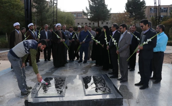 غبار روبی قبور مطهر شهدای گمنام دانشگاه فرهنگیان کرمان به مناسبت هفته بسیج