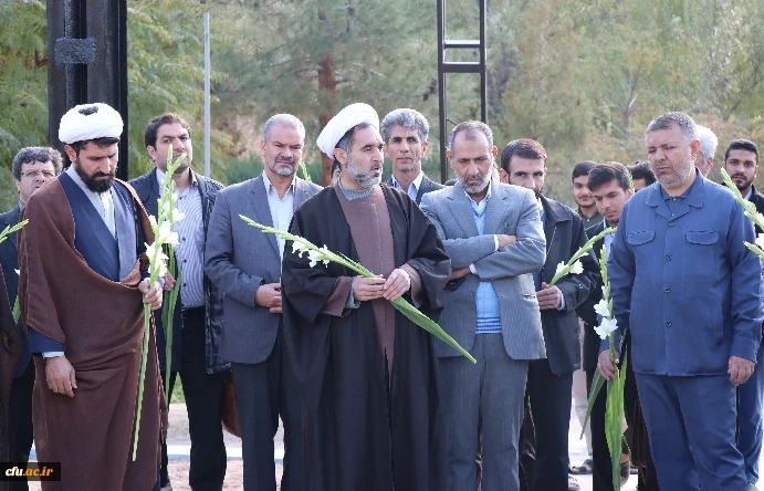 غبار روبی قبور مطهر شهدای گمنام دانشگاه فرهنگیان کرمان به مناسبت هفته بسیج