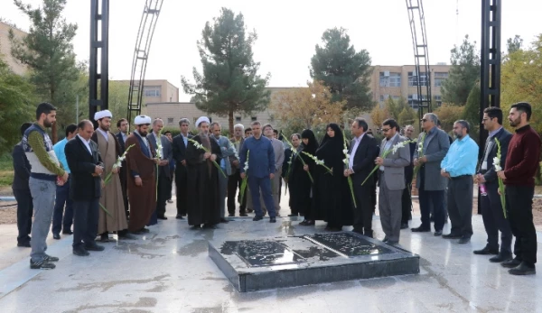 غبار روبی قبور مطهر شهدای گمنام دانشگاه فرهنگیان کرمان به مناسبت هفته بسیج