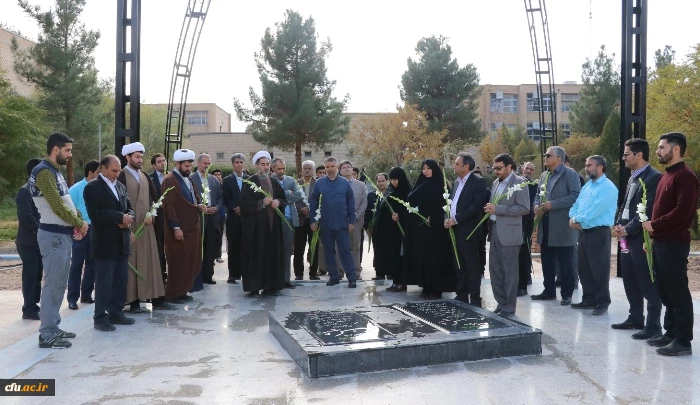 غبار روبی قبور مطهر شهدای گمنام دانشگاه فرهنگیان کرمان به مناسبت هفته بسیج