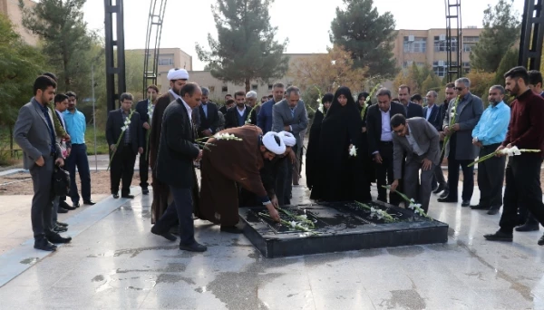 غبار روبی قبور مطهر شهدای گمنام دانشگاه فرهنگیان کرمان به مناسبت هفته بسیج