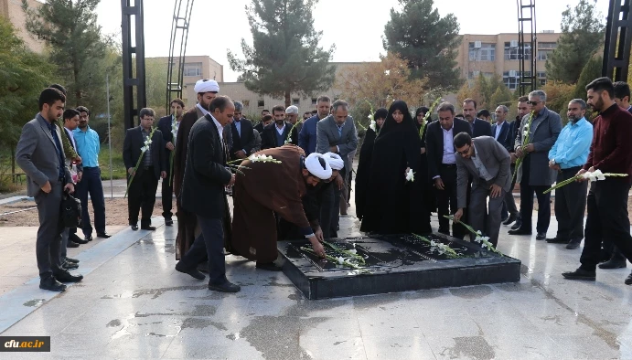 غبار روبی قبور مطهر شهدای گمنام دانشگاه فرهنگیان کرمان به مناسبت هفته بسیج